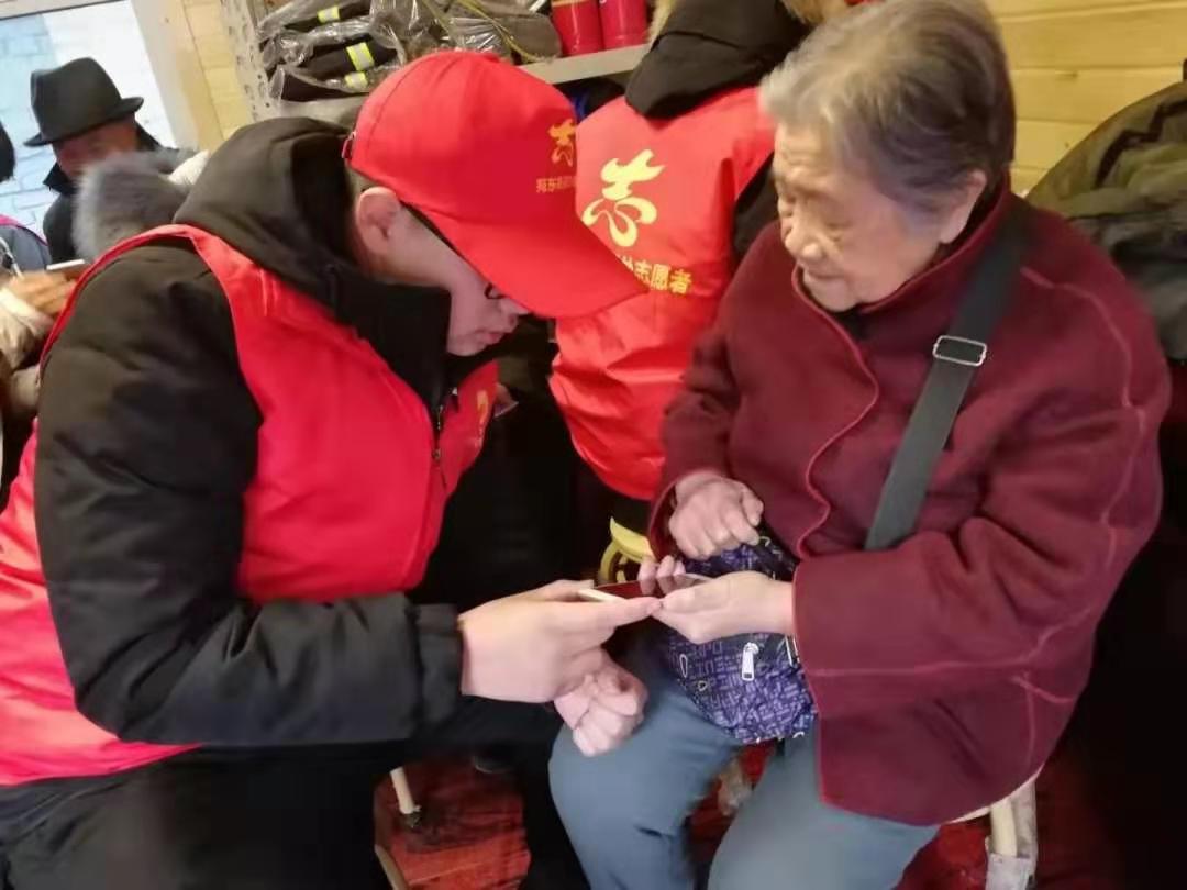 石家庄铁路技校学生志愿活动教老人玩手机